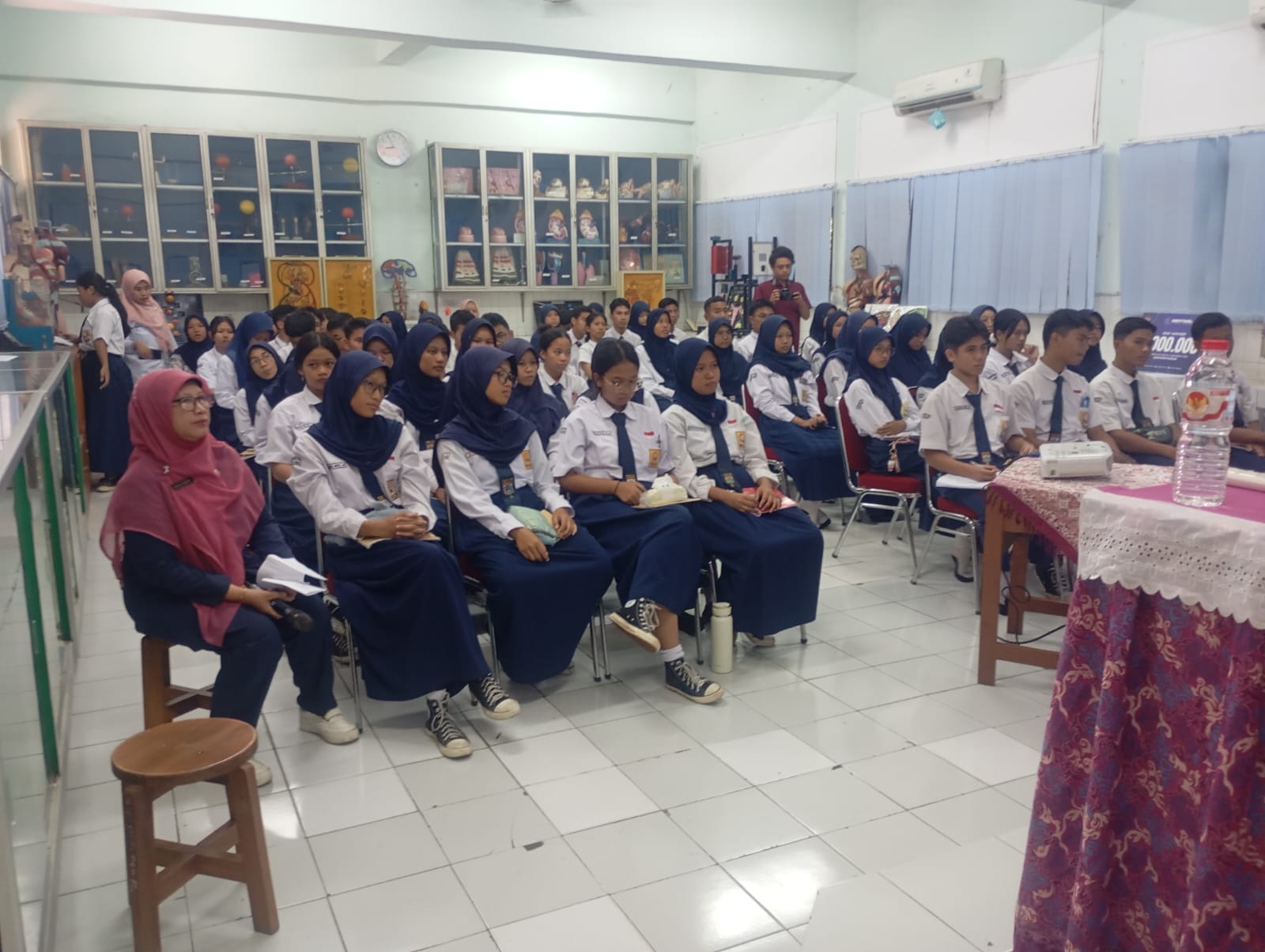 Roadshow Workshop Membaca Ke SMP Negeri 199 Jakarta